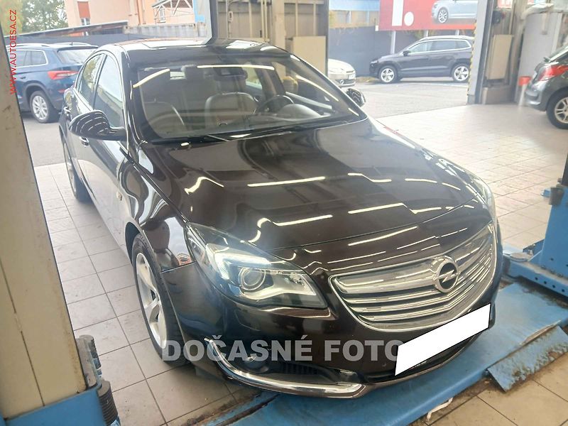 Opel Insignia (2015) 2.0CDTI, 1.maj, navi, bixen - fotka 1 z 3