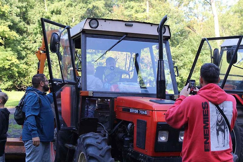 Traktory se poprvé na srazu představily v Budyni nad Ohří. Na snímku je historický asymetrický Farmall. Jeho majitel jej ukázal v plné parádě.