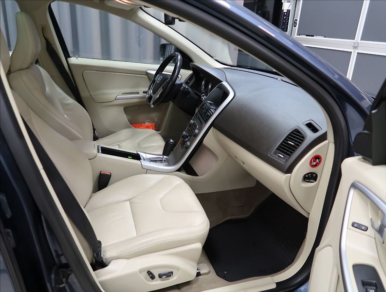 Volvo XC60 2,4 D5 AWD AUT - fotka 11 z 23