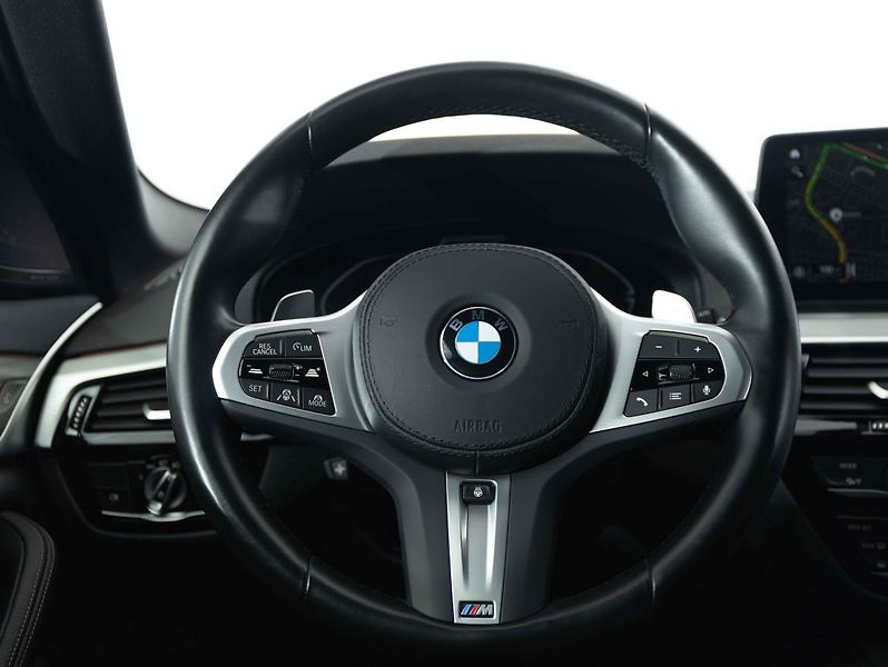 BMW Řada 5 520d xDrive - fotka 13 z 20