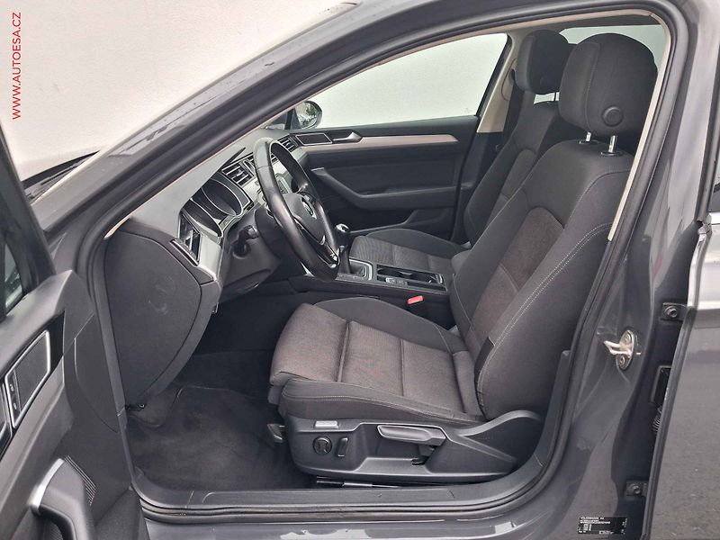 Volkswagen Passat (2015) 2.0 TDI, servis.kniha - fotka 9 z 18