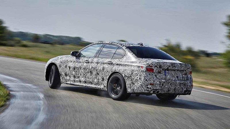 Prozatím maskované BMW M5.