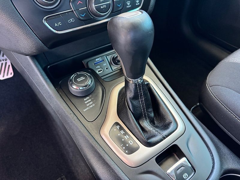 Jeep Cherokee (2015) 2.0 L TD Longitude - fotka 17 z 50