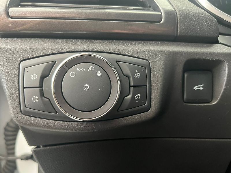 Ford Mondeo 2,0 Titanium LED Dynamic - fotka 26 z 52