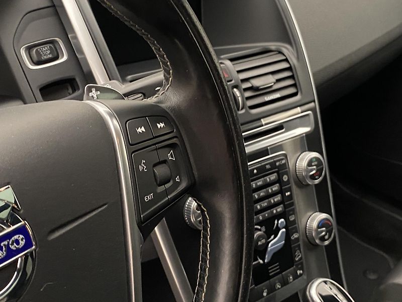 Volvo XC60 D5 AWD R-DESIGN AUT REZERVACE - fotka 20 z 52