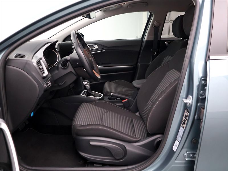 Kia Ceed SW 1,5 T-GDI 117kW GT-Line CZ DPH - fotka 11 z 38