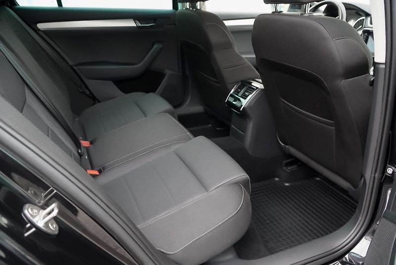 Škoda Superb 2.0 TDI 140kW 4x4 full servis - fotka 30 z 37