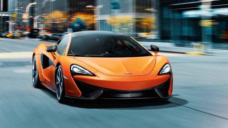 McLaren 570S skončil po nárazu do domu jako hromada šrotu.