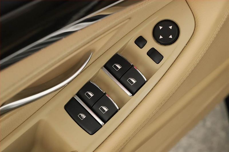 BMW Řada 5 (2014) 520i, Automat, Kůže, Navi - fotka 17 z 20