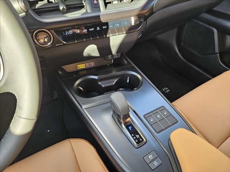 Lexus UX 300h 2,0 F SPORT Design - fotka 10 z 16
