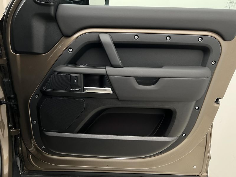 Land Rover Defender D250 SE X-DYNAMIC CZ 1. maj. - fotka 42 z 44