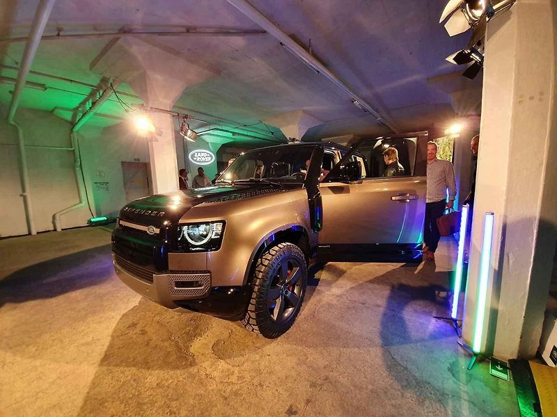 Land Rover Defender se představil v bývalé Pragovce v pražských Vysočanech.