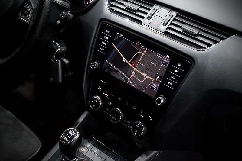 Škoda Octavia 3 FL Combi 2.0 TSI 169 kW RS - fotka 20 z 39