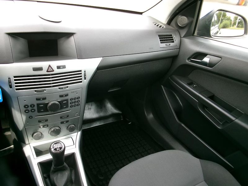 Opel Astra (2012) 1.6i KOUPENO ČR, 96 000 KM - fotka 10 z 10