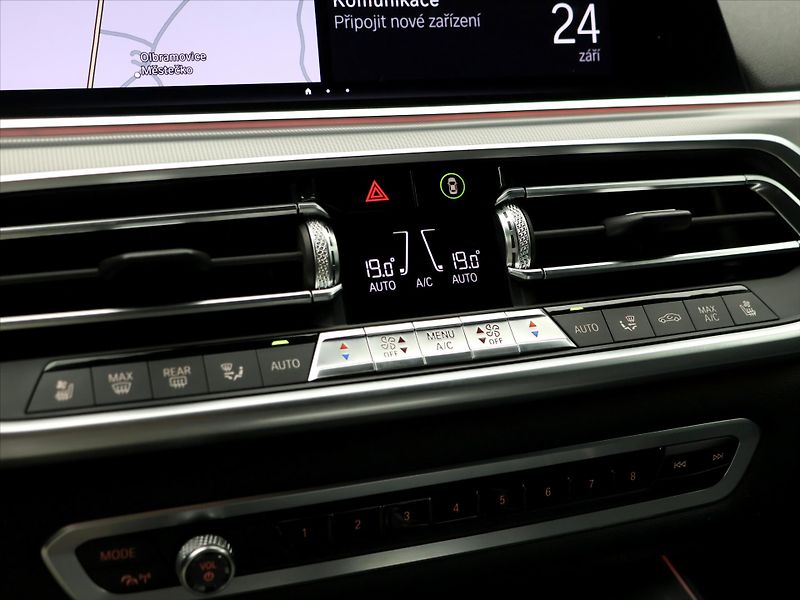 BMW X5 3,0 30d 195kW M-sport CZ DPH - fotka 32 z 50