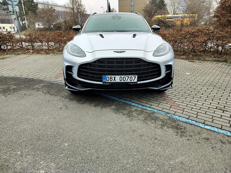 Aston Martin DBX 707 23