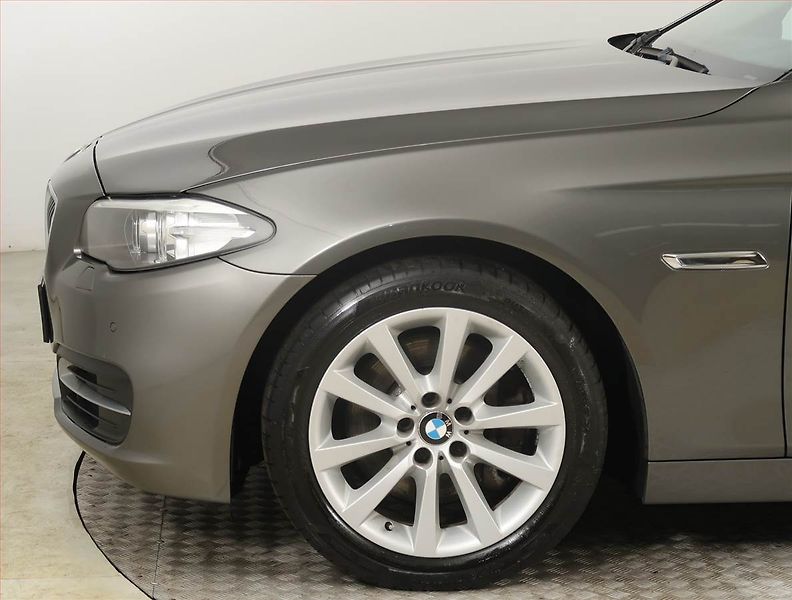 BMW Řada 5 (2015) 525d, 4X4, Automat - fotka 15 z 22