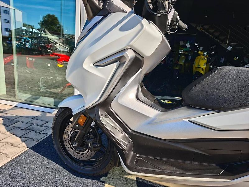 Honda Forza 300 ABS (2018) Smart box, Vyhřívané rukojeti, - fotka 11 z 20