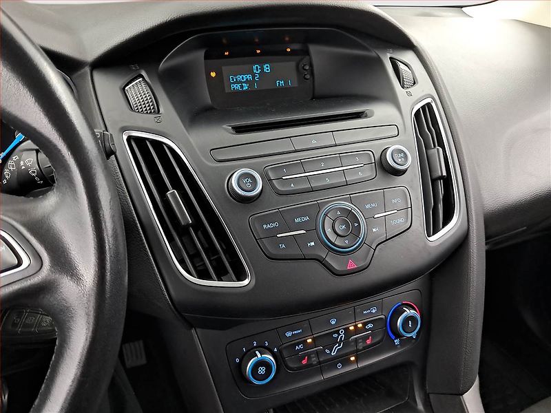 Ford Focus (2018) 1.6 i, Vyhř. sedaček - fotka 12 z 17