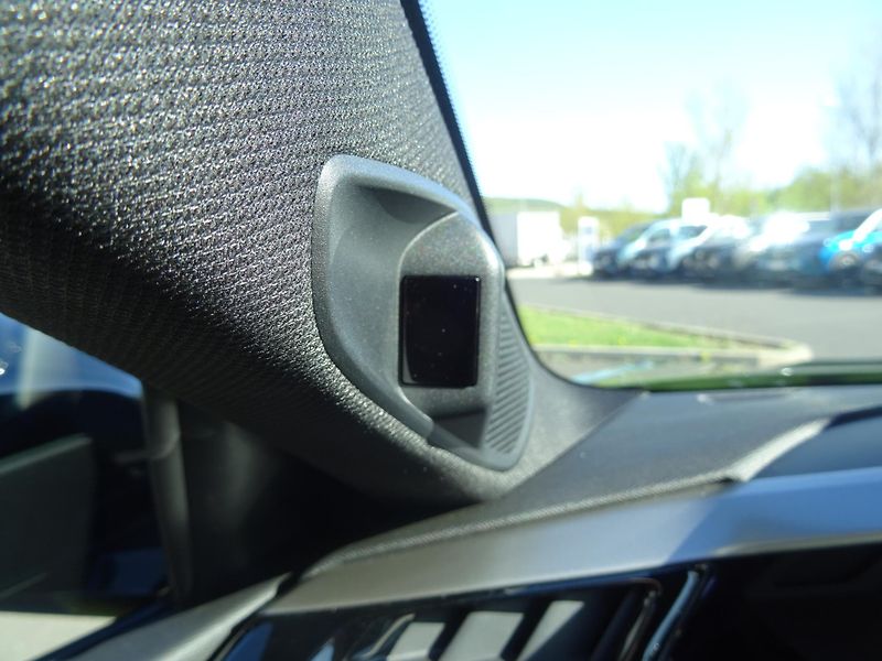 Peugeot 408 (2026) GT Plug-in HYBRID 240 e-DCS7 - fotka 24 z 55