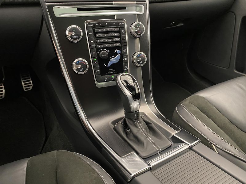 Volvo XC60 D4 AWD MOMENTUM AUT  - fotka 24 z 48