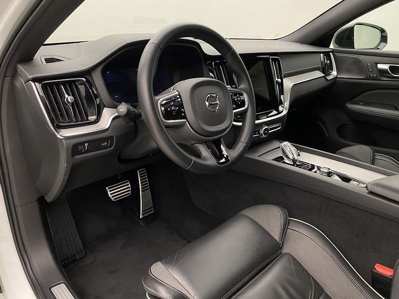 Volvo V60 B4 DARK PLUS AUT  - fotka 4 z 45