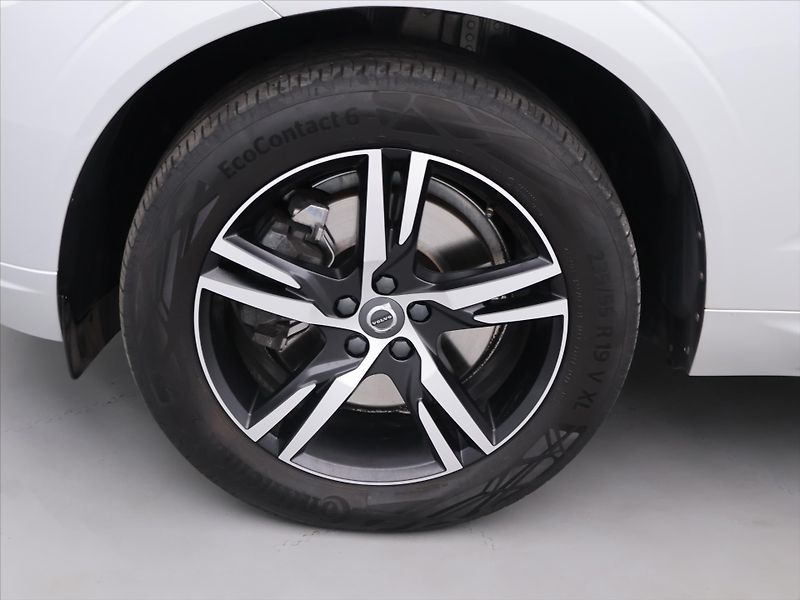 Volvo XC60 2.0 B4 145kW R-Design CZ Aut. - fotka 28 z 35