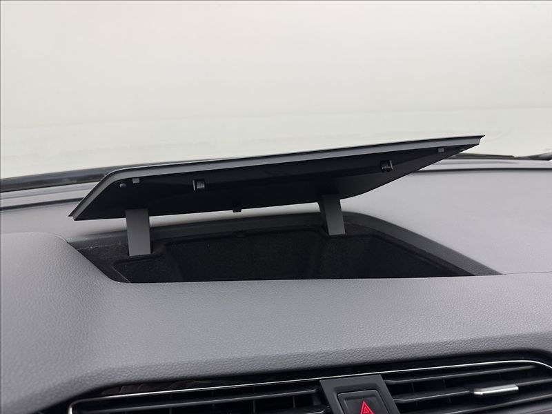 Volkswagen Touran 1,4 DSG KAMERA TAŽNÉ 1.MAJ ČR - fotka 14 z 38