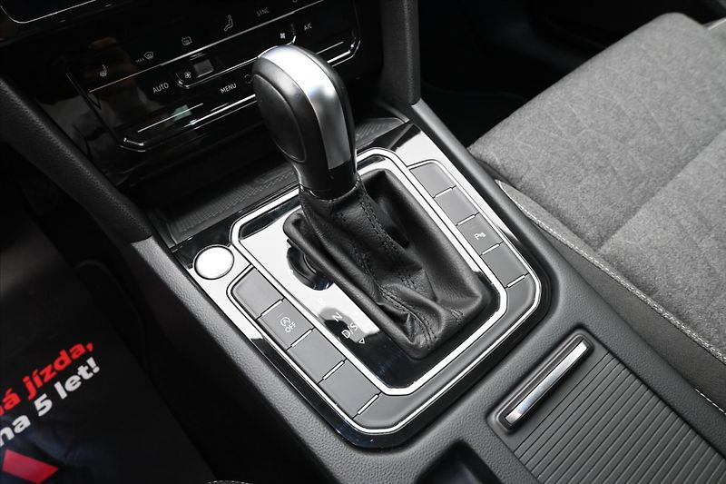 Volkswagen Passat 2,0 TDI 110kW DSG Business Zár - fotka 23 z 32