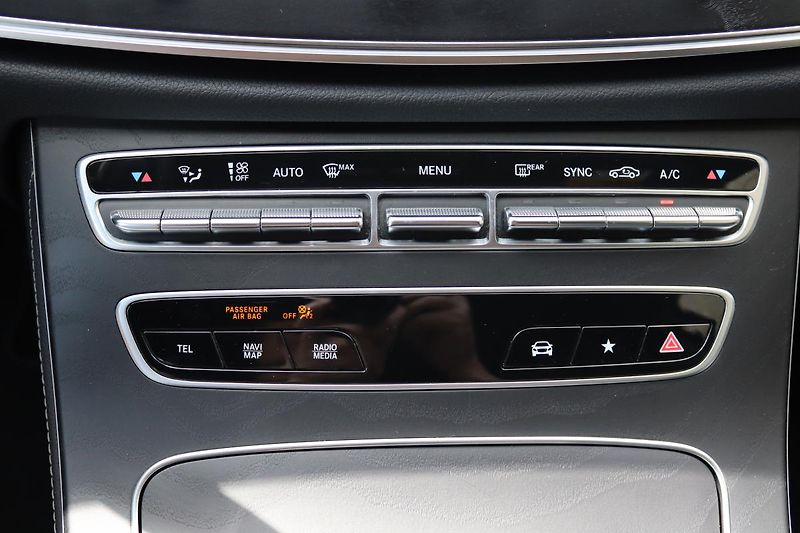 Mercedes-Benz Třídy E E 300D 4MATIC KOMBI AMG 195kW - fotka 35 z 50