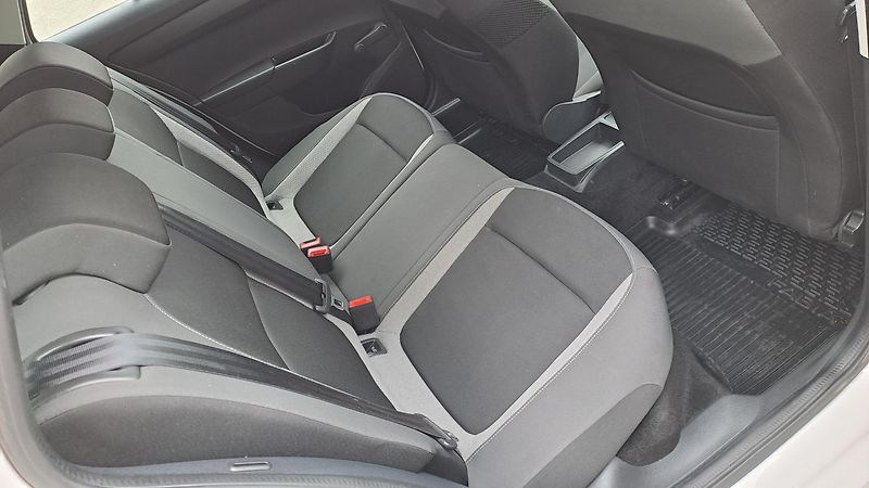 Škoda Fabia 1.0 TSI70 Ambiente+ - fotka 9 z 27