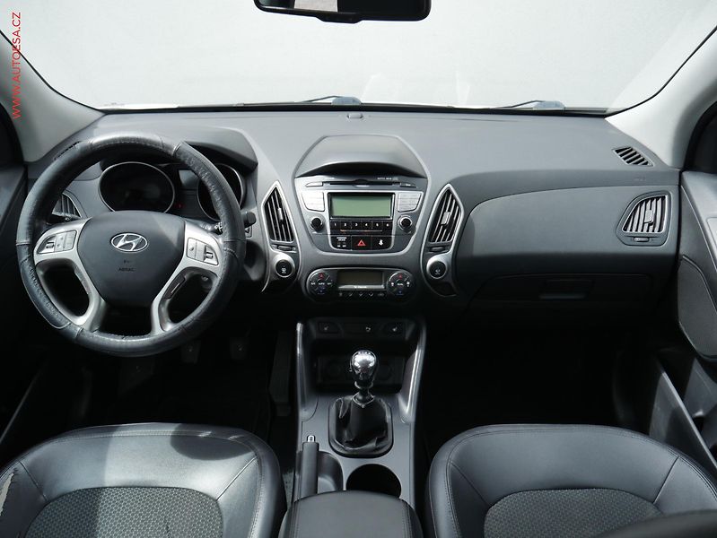 Hyundai ix35 (2012) 2.0 CRDi, ČR, AC, TZ, park - fotka 8 z 23