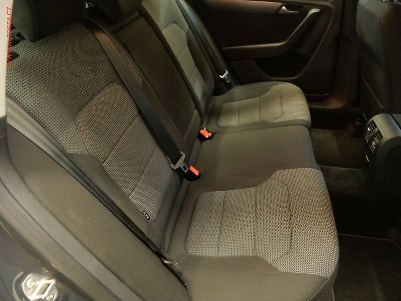 Volkswagen Passat (2013) 2.0TDi, DSG, klima - fotka 12 z 21