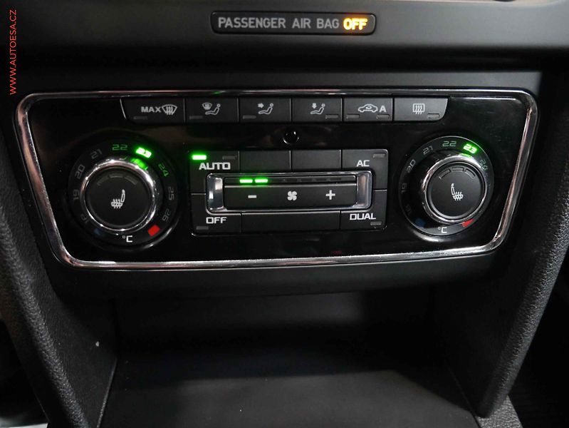 Škoda Superb (2011) 2.0 TDi, 1.maj, DSG, navi - fotka 17 z 23