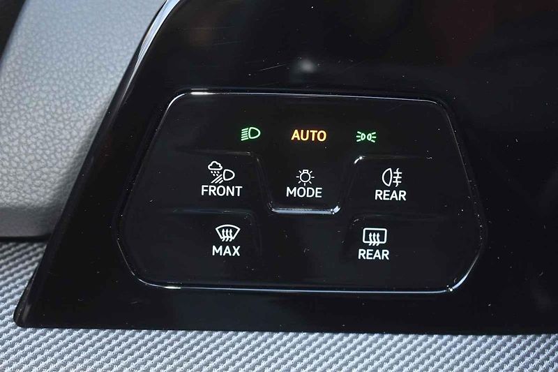 Volkswagen Golf GTI se cítí skvěle na méně frekventovaných silnicích.