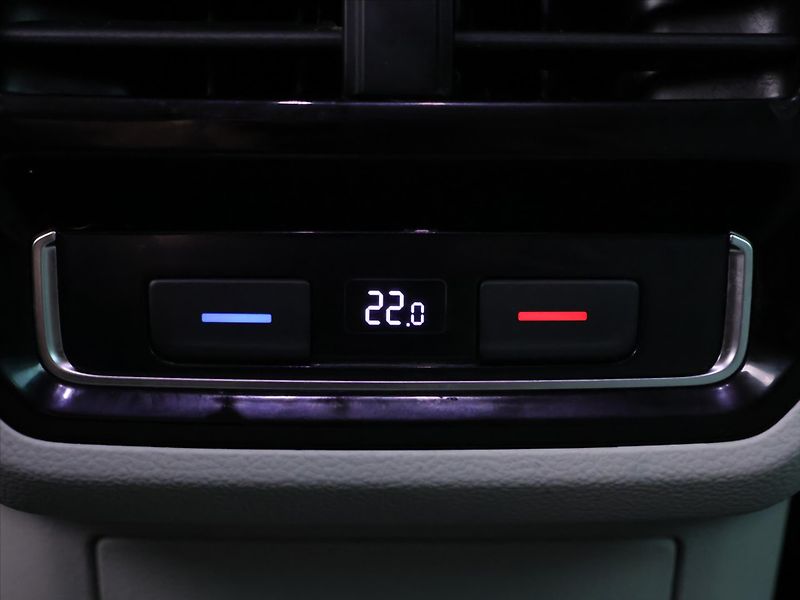 Volkswagen Passat 2,0 TDI CZ Elegance Kůže DPH - fotka 24 z 31