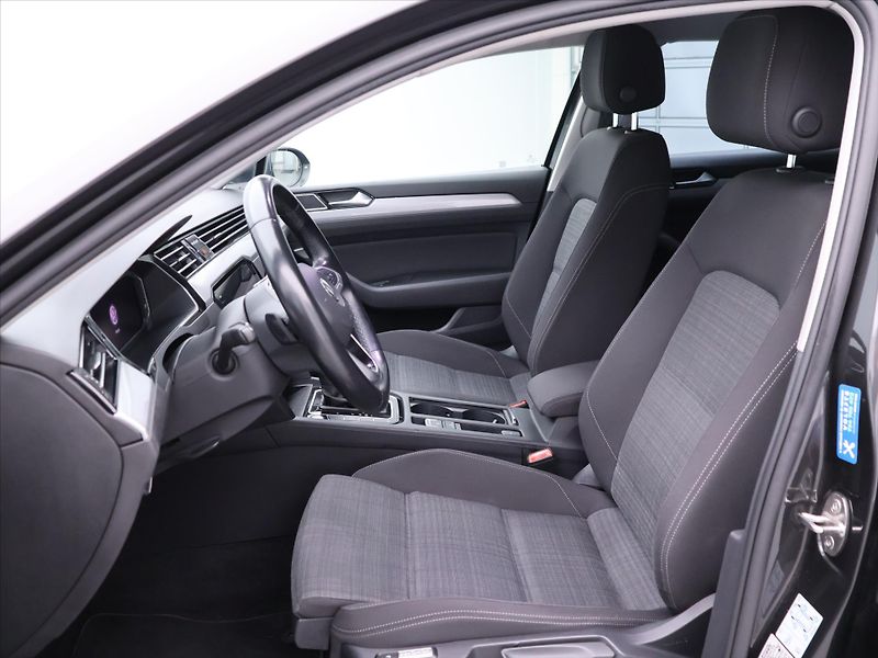 Volkswagen Passat 2,0 TDI DSG Virtual Business - fotka 11 z 36