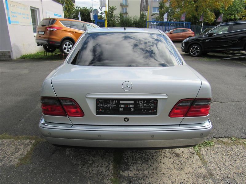 Mercedes-Benz Třídy E 3,2 E 320 Elegance Automat - fotka 5 z 24