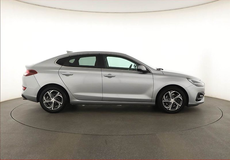 Hyundai i30 (2024) Family Smart 1.0 T-GDI - fotka 6 z 21