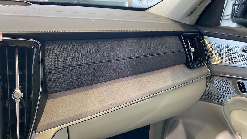 Volvo XC90 (2026) ULTRA BRIGHT, B5 AWD, 184+10 k - fotka 10 z 15