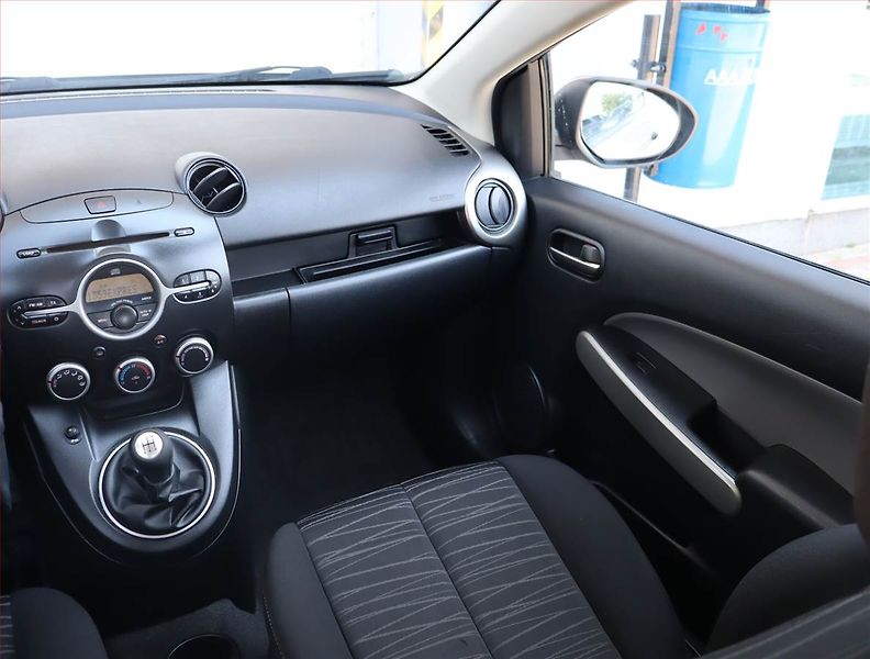 Mazda 2 (2009) 1.3 i, Park. senzory - fotka 8 z 16