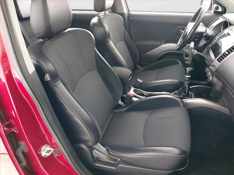 Mitsubishi Outlander (2011) 2.2 DI-D, 4X4, 7 míst - fotka 10 z 21