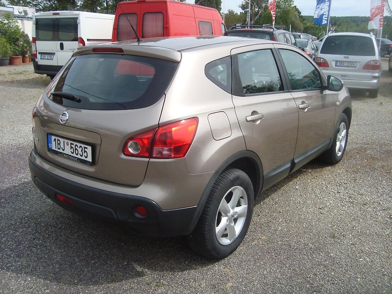 Nissan Qashqai (2007) 2,0  - fotka 2 z 15