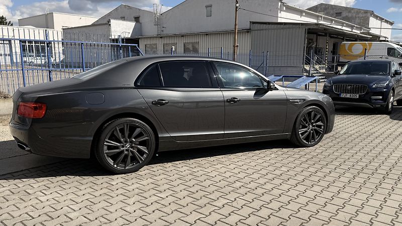 Bentley Flying Spur (2016) 6.0 W12,630PS-335KM/HOD,KRÁSNÝ - fotka 40 z 55