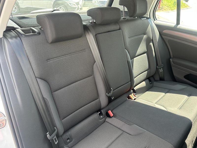 Volkswagen e-Golf (2020) 100kW, rezervace - fotka 16 z 30