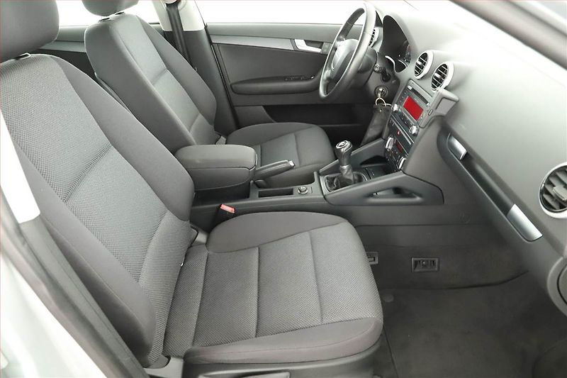 Audi A3 (2013) 1.6 TDI, Bi-Xenony, Tempomat - fotka 7 z 14