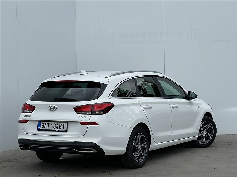 Hyundai i30 1,5 T-GDI Combi Smart PDC - fotka 3 z 23