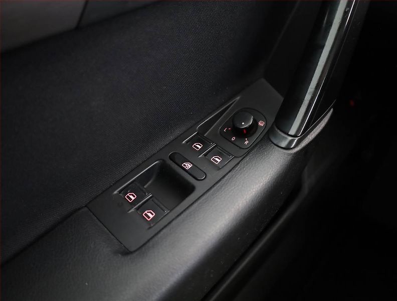 Volkswagen Passat (2011) 2.0 TDI, Navi, Xenony - fotka 17 z 20