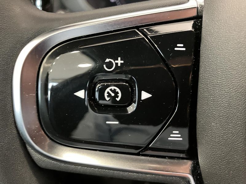 Volvo XC60 B4 FWD Ultimate Dark AT8 - fotka 20 z 44