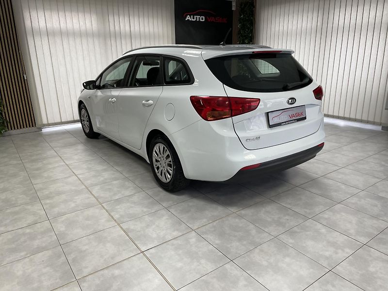 Kia Ceed 1.6 GDi ČR REZERVACE  - fotka 8 z 24